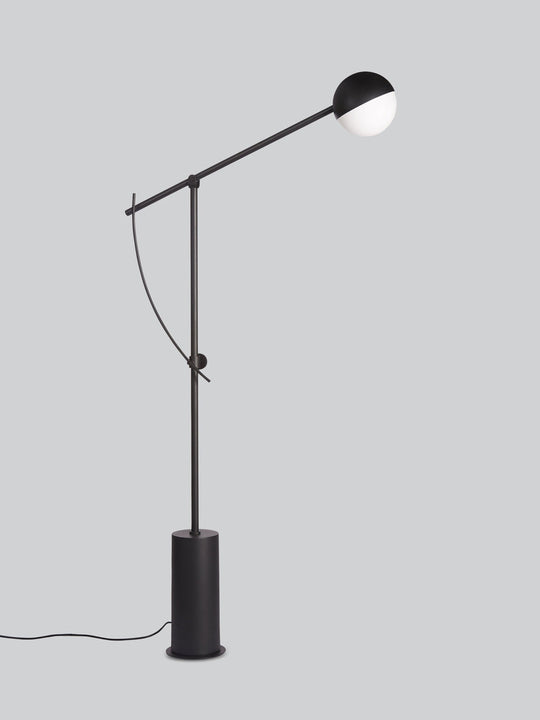 Balancer Gulvlampe-Gulvlamper-Northern-Svart-NOn__665-Lightup.no
