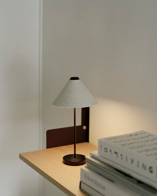 Brolly bærbar bordlampe - Lin-Bordlamper-New Works-Beige-Nes__21510-Lightup.no