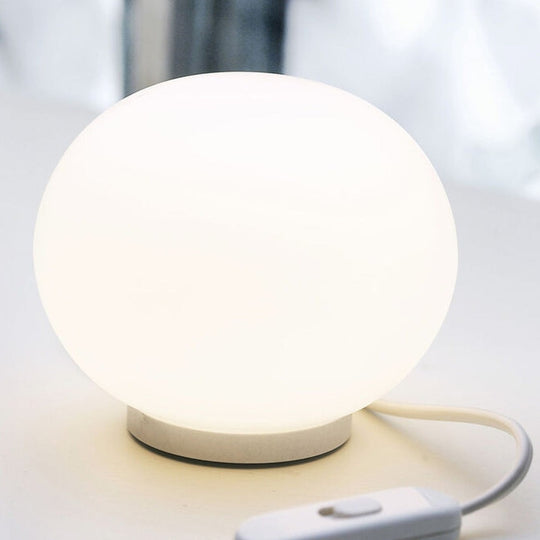 Flos Mini Glo-Ball bordlampe 11cm med Av/På-bryter-Bordlamper-Flos-Opal-Fls__F4191009-Lightup.no