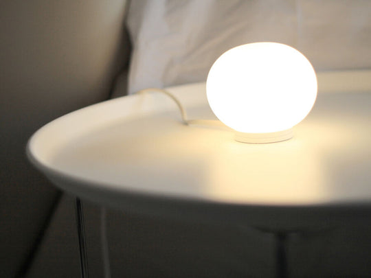 Flos Mini Glo-Ball bordlampe 11cm med Av/På-bryter-Bordlamper-Flos-Opal-Fls__F4191009-Lightup.no