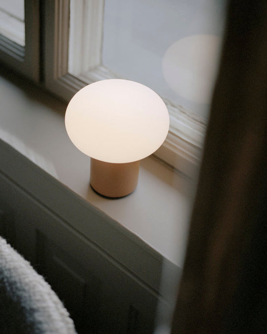 Karl-Johan bærbar bordlampe - Gul-Bordlamper-New Works-Gul-Nes__22013-Lightup.no