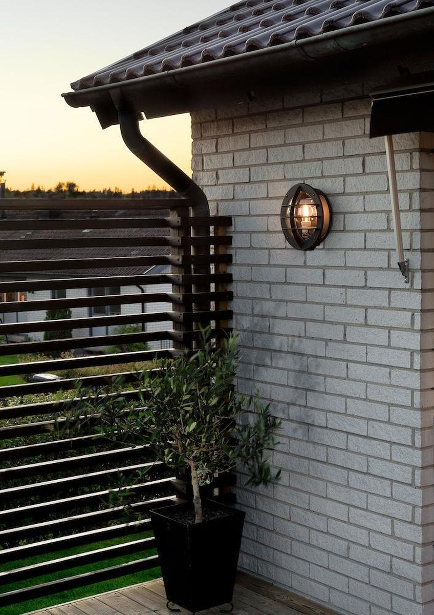 Oden vegglampe utendørs IP23 m/stikkontakt - Svart/klart glass-Utebelysning vegg veggskjold-Konstsmide-Svart / Klar-516-750-Lightup.no
