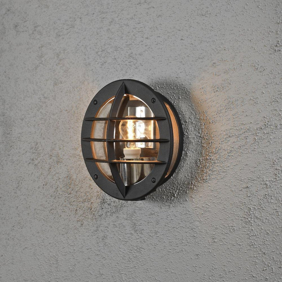 Oden vegglampe utendørs IP23 m/stikkontakt - Svart/klart glass-Utebelysning vegg veggskjold-Konstsmide-Svart / Klar-516-750-Lightup.no