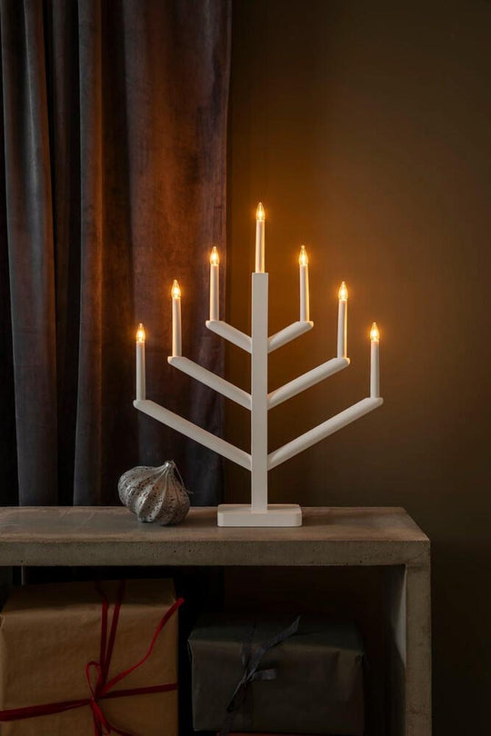 Adventsstake 7 lys i tre – 61,7 cm-Julebelysning adventsstake-Konstsmide-Matt hvit-2505-210-Lightup.no