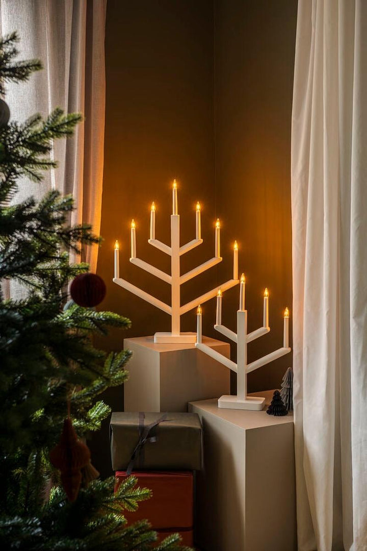 Adventsstake 7 lys i tre – 61,7 cm-Julebelysning adventsstake-Konstsmide-Matt hvit-2505-210-Lightup.no