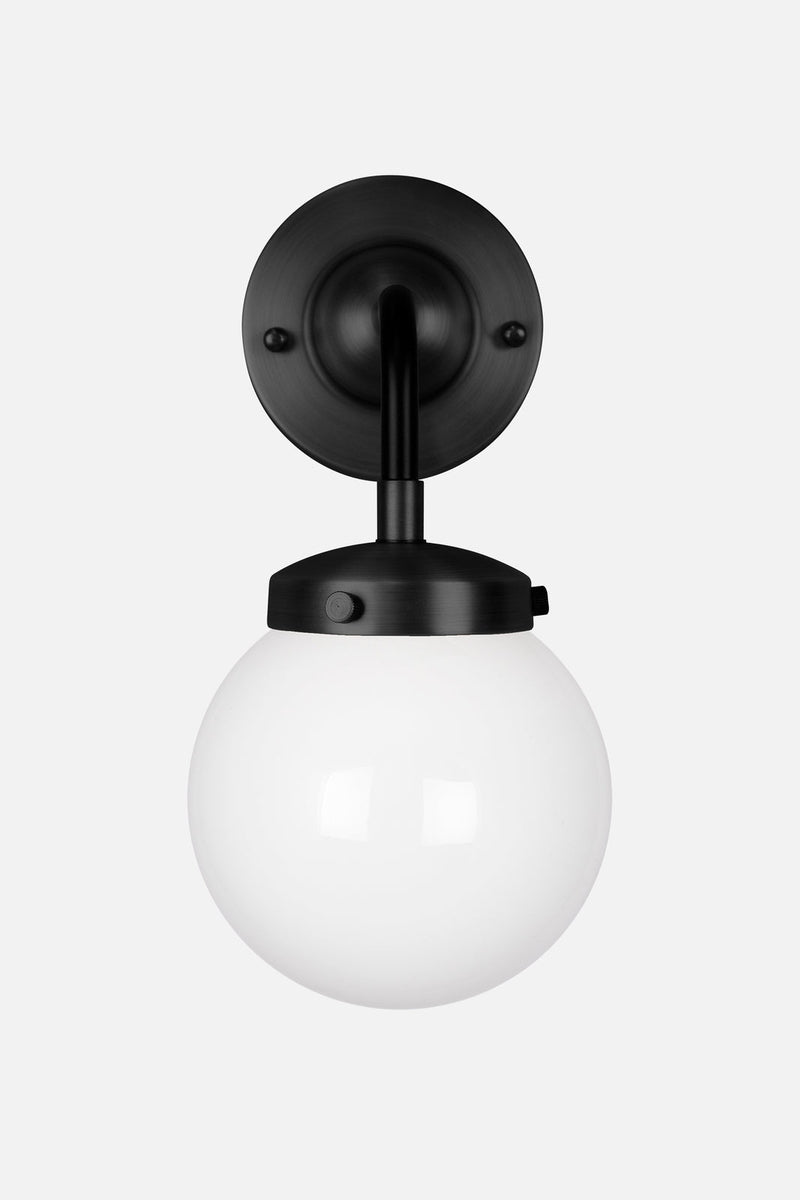 Alley vegglampe IP44-Baderomsbelysning vegglamper-Globen Lighting-Antikk messing / Hvit-Gbl-990551-Lightup.no