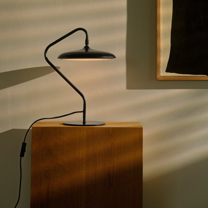 Artist bordlampe 15W 3000 Kelvin B-vare-Bordlamper-DFTP-Svart-2520035003-bvare-Lightup.no