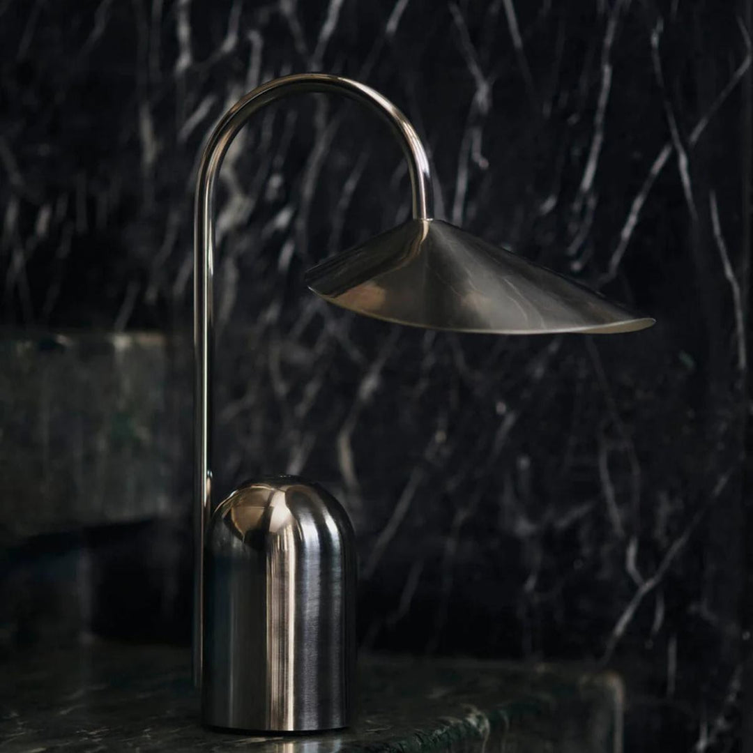 Arum bærbar bordlampe-Bordlamper-Ferm Living-Oxide rød-Feg__1104269286-Lightup.no