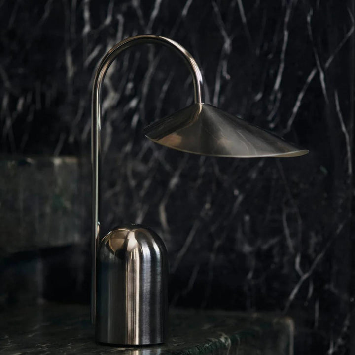 Arum bærbar bordlampe-Bordlamper-Ferm Living-Oxide rød-Feg__1104269286-Lightup.no