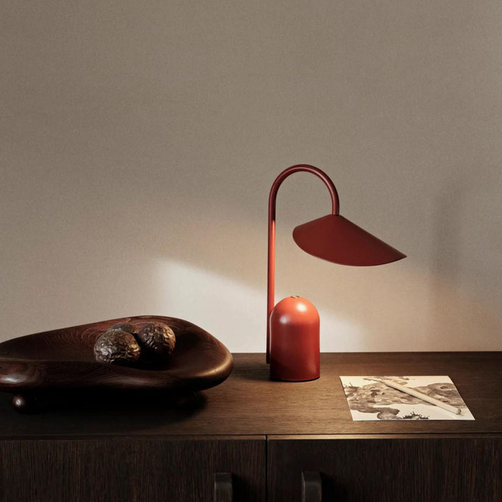 Arum bærbar bordlampe-Bordlamper-Ferm Living-Oxide rød-Feg__1104269286-Lightup.no