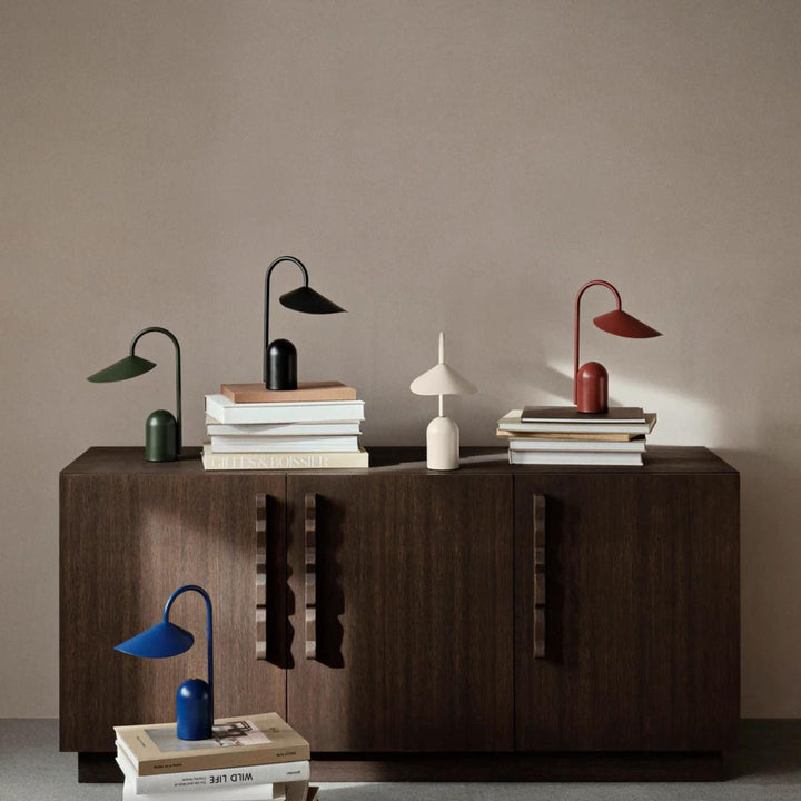 Arum bærbar bordlampe-Bordlamper-Ferm Living-Oxide rød-Feg__1104269286-Lightup.no
