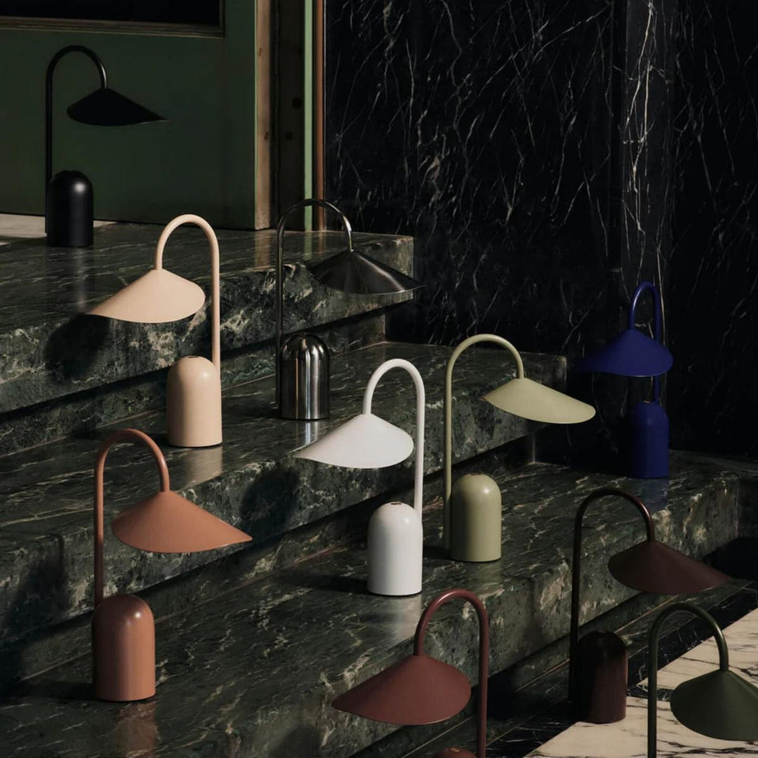 Arum bærbar bordlampe-Bordlamper-Ferm Living-Oxide rød-Feg__1104269286-Lightup.no