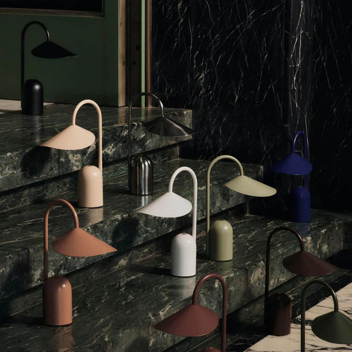 Arum bærbar bordlampe-Bordlamper-Ferm Living-Oxide rød-Feg__1104269286-Lightup.no