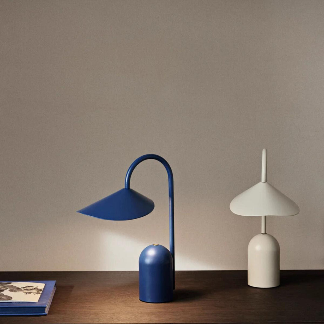 Arum bærbar bordlampe-Bordlamper-Ferm Living-Oxide rød-Feg__1104269286-Lightup.no