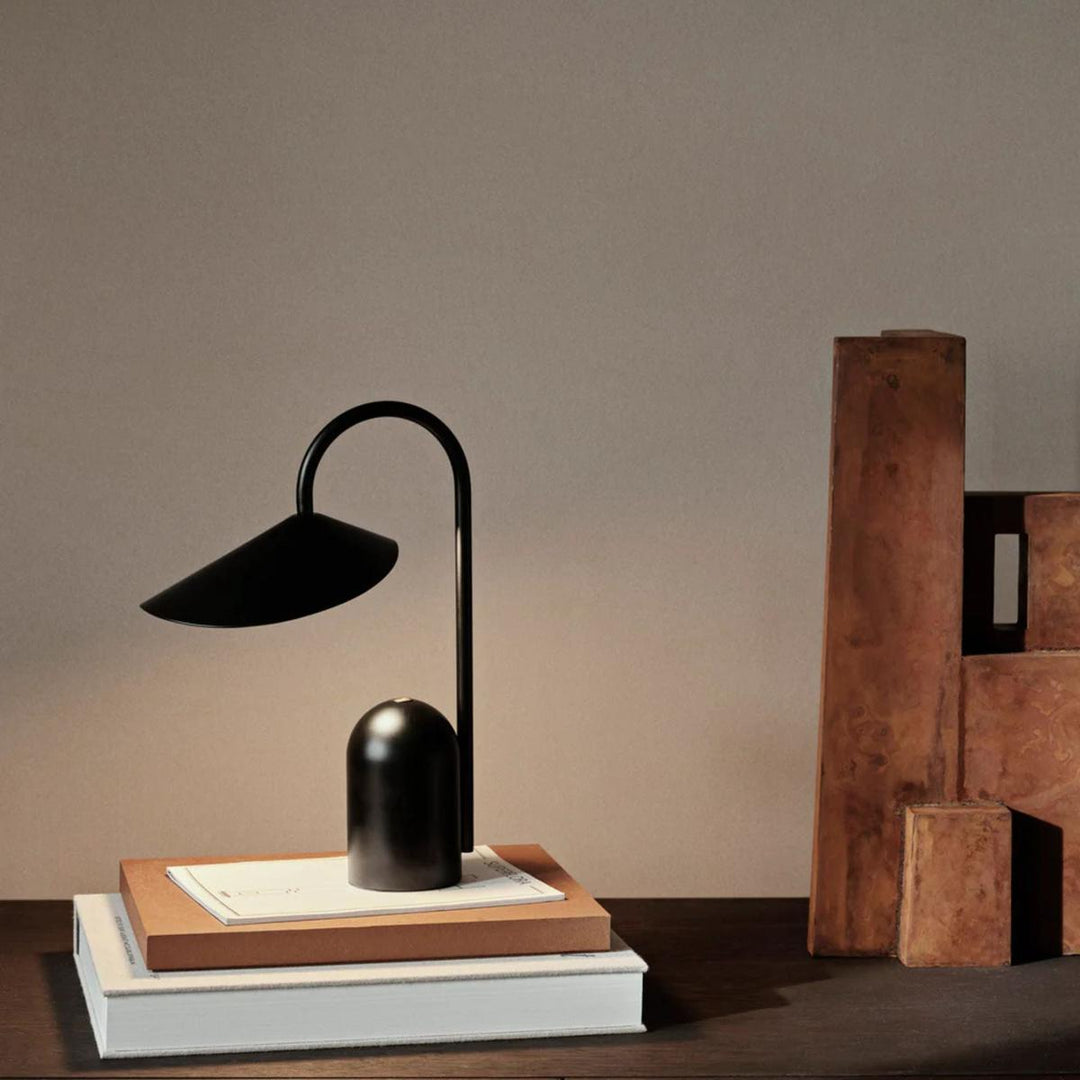 Arum bærbar bordlampe-Bordlamper-Ferm Living-Oxide rød-Feg__1104269286-Lightup.no