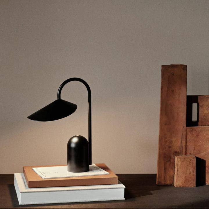 Arum bærbar bordlampe-Bordlamper-Ferm Living-Oxide rød-Feg__1104269286-Lightup.no