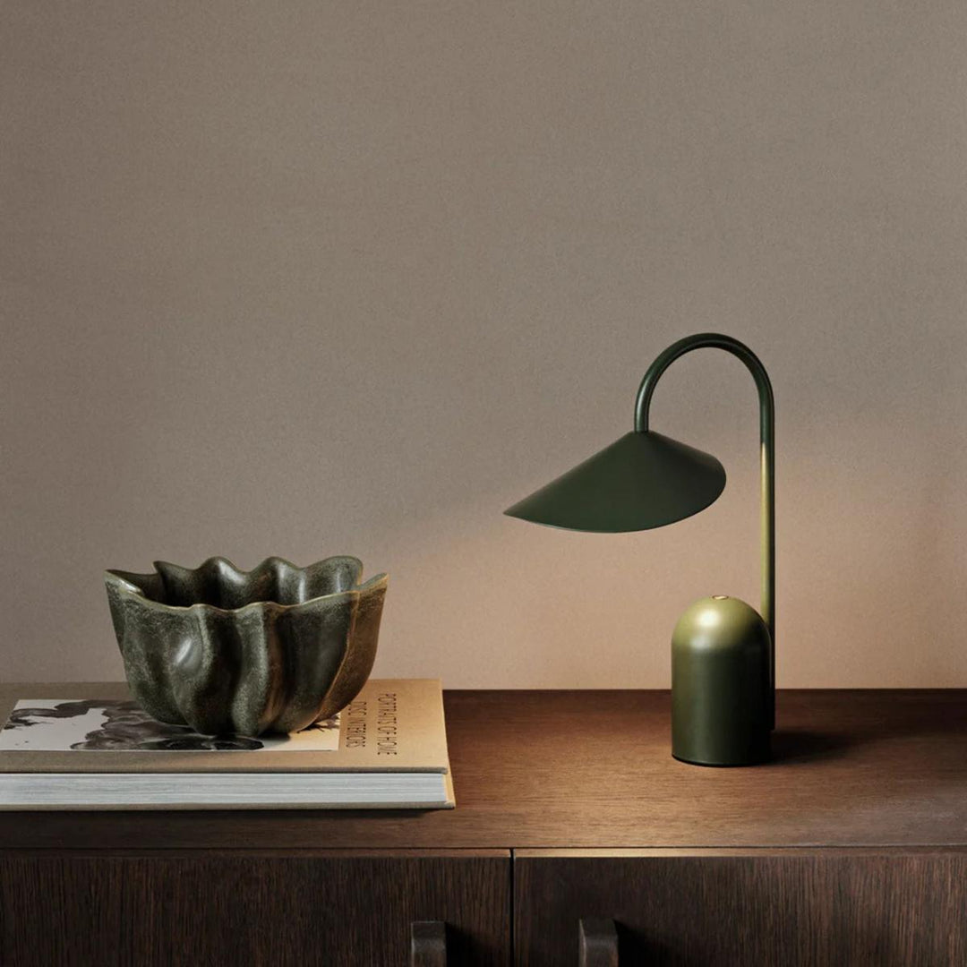 Arum bærbar bordlampe-Bordlamper-Ferm Living-Oxide rød-Feg__1104269286-Lightup.no