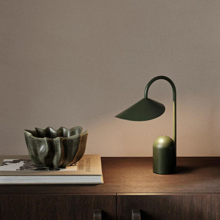 Arum bærbar bordlampe-Bordlamper-Ferm Living-Oxide rød-Feg__1104269286-Lightup.no