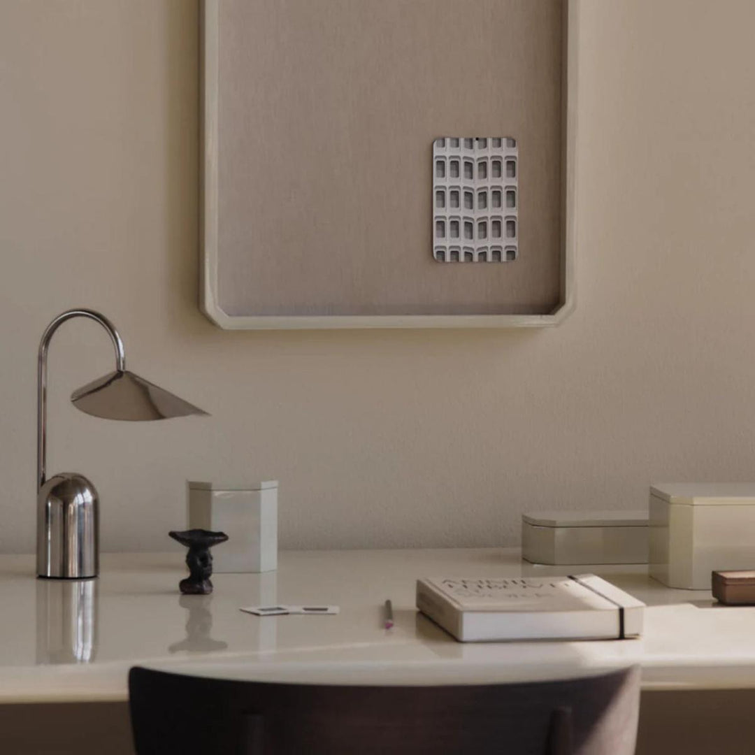 Arum bærbar bordlampe-Bordlamper-Ferm Living-Oxide rød-Feg__1104269286-Lightup.no