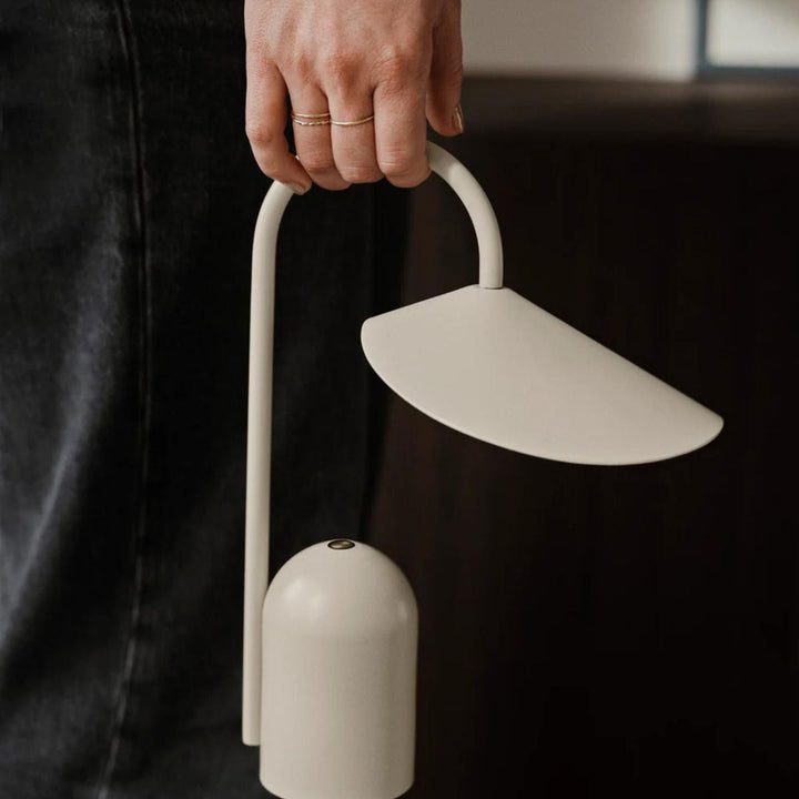 Arum bærbar bordlampe-Bordlamper-Ferm Living-Oxide rød-Feg__1104269286-Lightup.no