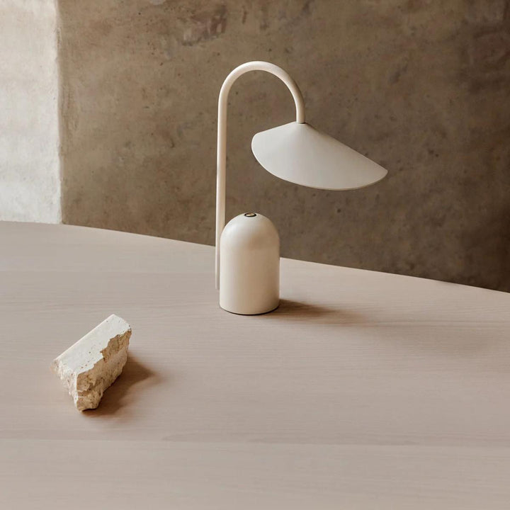 Arum bærbar bordlampe-Bordlamper-Ferm Living-Oxide rød-Feg__1104269286-Lightup.no
