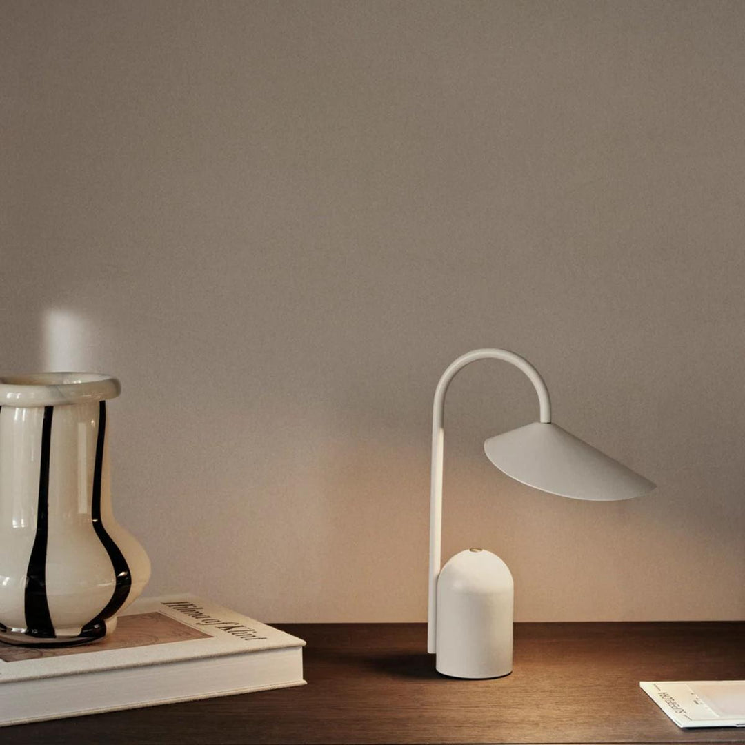 Arum bærbar bordlampe-Bordlamper-Ferm Living-Oxide rød-Feg__1104269286-Lightup.no
