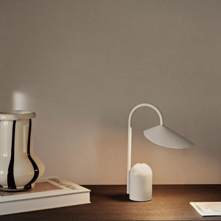 Arum bærbar bordlampe-Bordlamper-Ferm Living-Oxide rød-Feg__1104269286-Lightup.no