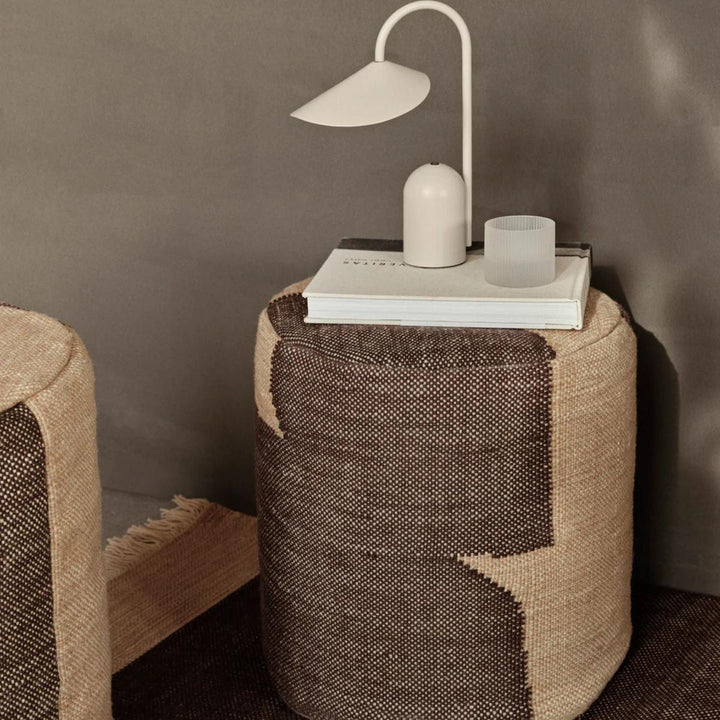 Arum bærbar bordlampe-Bordlamper-Ferm Living-Oxide rød-Feg__1104269286-Lightup.no
