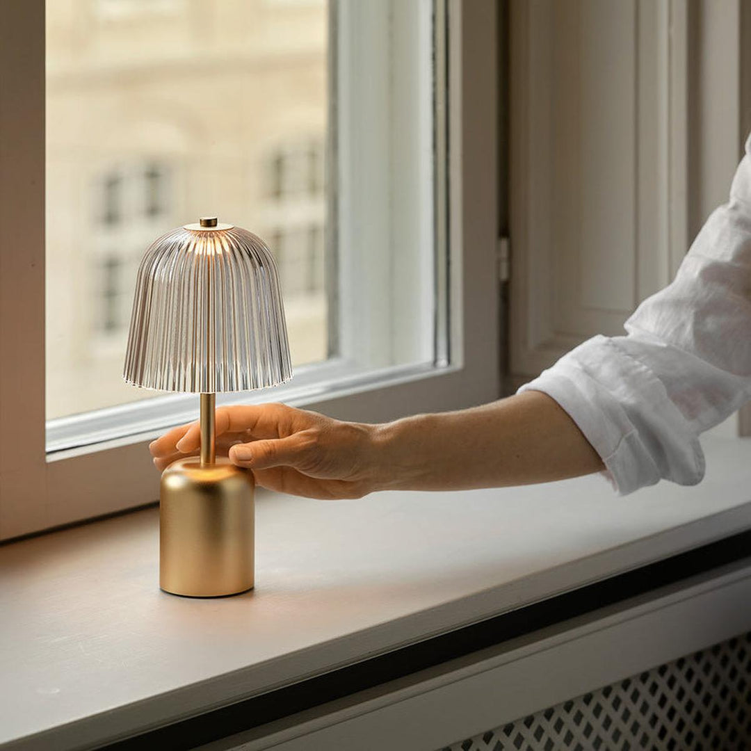 Asteea bærbar bordlampe 2W 2200 Kelvin IP65 - Oppladbar-Bordlamper-Nuura-Messing / Klar-Nua__2178001-Lightup.no