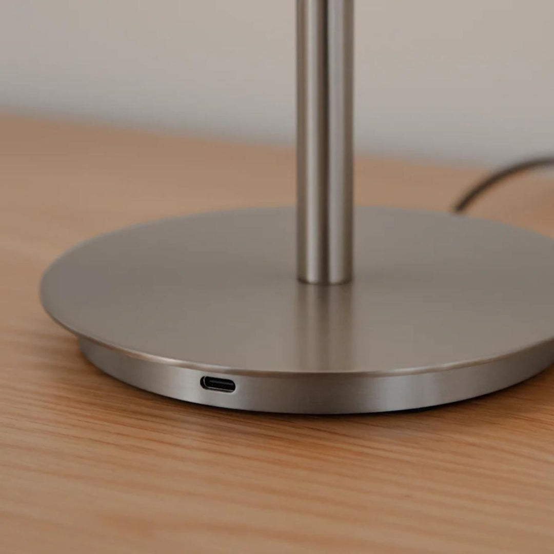 Audrey bordlampe med USB-C-Bordlamper-Umage-Messing/opal-2258-Lightup.no