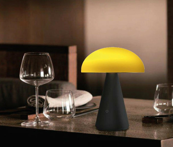 Aura oppladbar bordlampe 2,2W 2200 Kelvin IP44 - Dimbar-Bordlamper-NorDesign-Svart / Messingfarget-171310305-Lightup.no