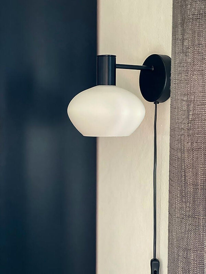 Bell vegglampe-Vegglamper-Aneta Lighting-Svart / Opal-10100-15-01-Lightup.no