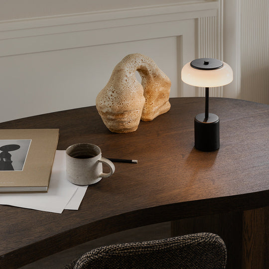 Blossi bærbar bordlampe 3W 2700 Kelvin IP65 - Oppladbar-Bordlamper-Nuura-Svart / Opal-Nua__1028001-Lightup.no