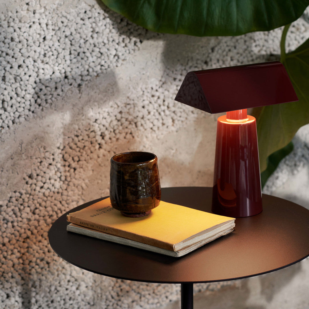 Caret bærbar bordlampe 1W 2700 Kelvin IP44 - Oppladbar-Bordlamper-&Tradition-Burgunder-133166A163-Lightup.no