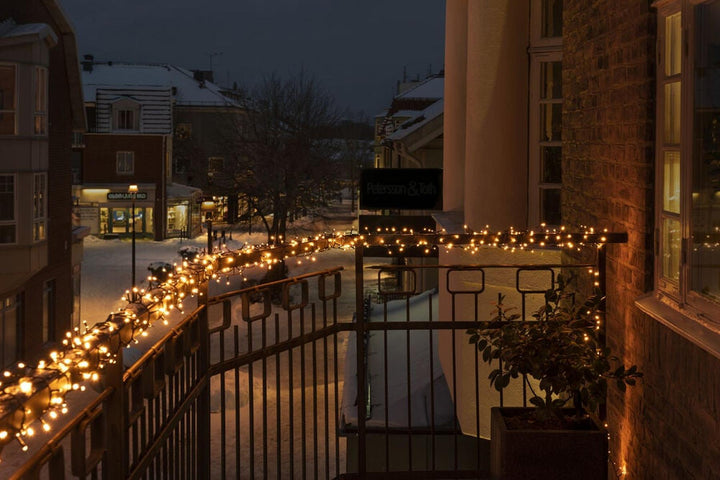 Cluster-lysslynge utendørs – 600 LED – Amber-Julebelysning juletrelys ute-Konstsmide-Svart-3868-800-Lightup.no