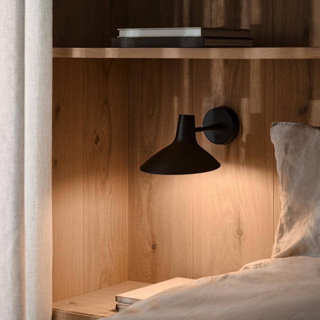 Darci short vegglampe-Vegglamper-DFTP-Svart-2320221003-Lightup.no