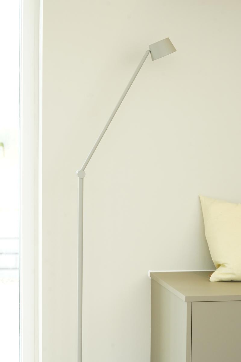 Direction F1 gulvlampe 2700 kelvin - Dimbar-Gulvlamper-Antidark-Grå-2-371-1-11-Lightup.no