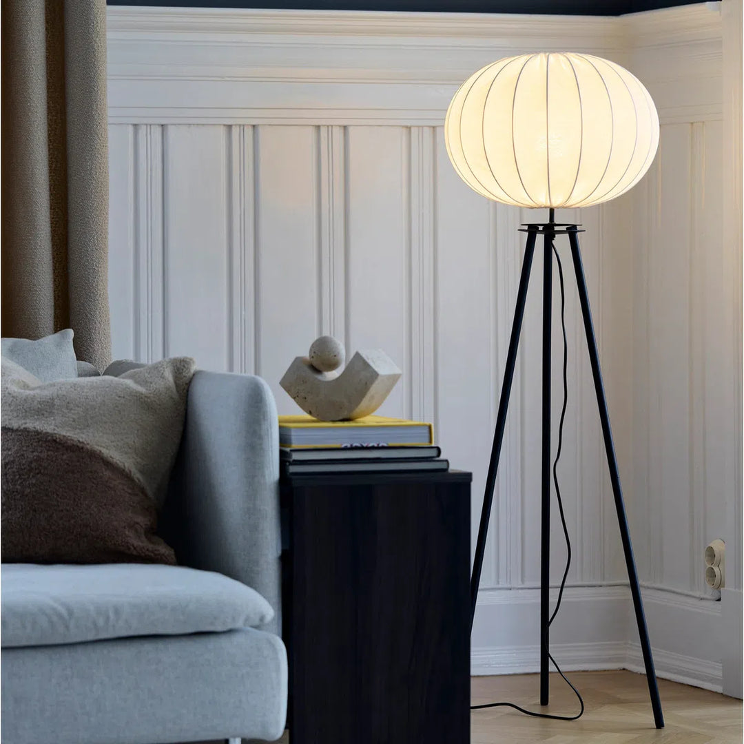 Hilma gulvlampe-Gulvlamper-Pr home of Scandinavia Ab-Hvit / Svart-4410503-FR01-Lightup.no