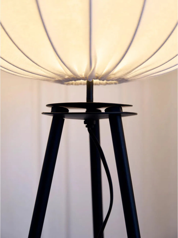 Hilma gulvlampe-Gulvlamper-Pr home of Scandinavia Ab-Hvit / Svart-4410503-FR01-Lightup.no