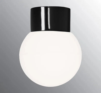 Ifø Classic Glob 15 cm taklampe IP54 - Svart/matt opal glass-Taklamper-Ifø Electric-6040-500-16-Lightup.no