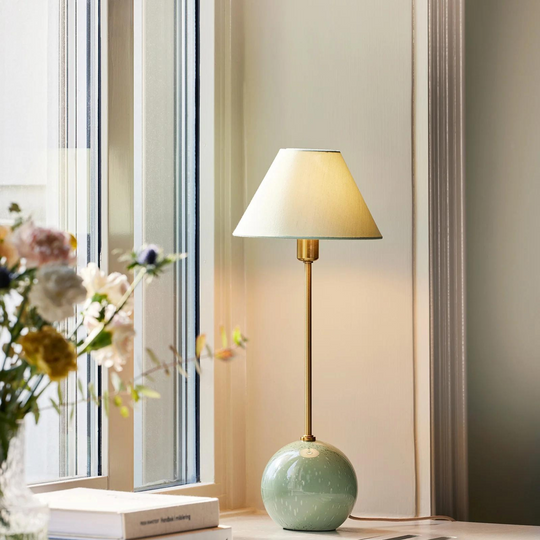Iris 20 Bordlampe-Bordlamper-Globen Lighting-Blush-614616-Lightup.no