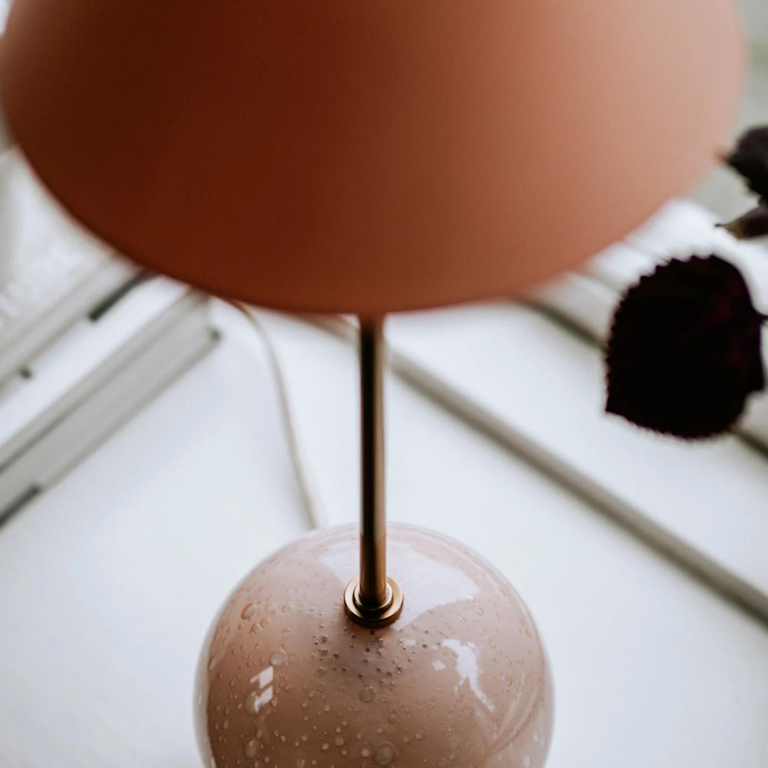 Iris 20 Bordlampe-Bordlamper-Globen Lighting-Blush-614616-Lightup.no
