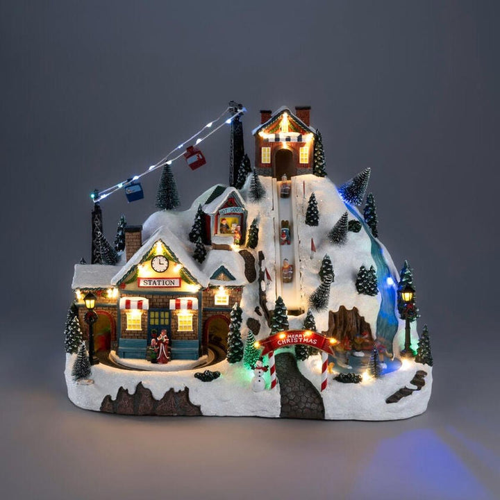 Juleby med skianlegg, roterende tog og musikk-Julebelysning dekor og pynt-Konstsmide-Flerfarget-4220-000-Lightup.no