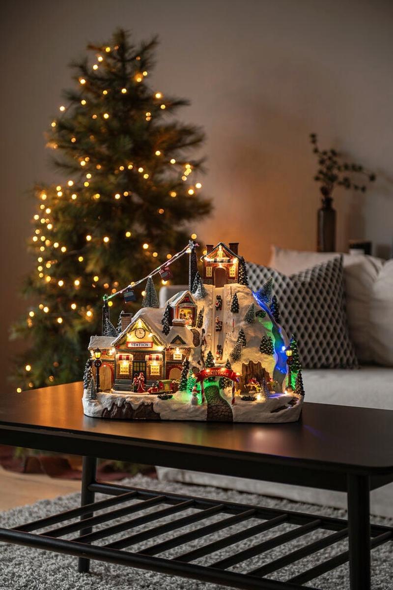 Juleby med skianlegg, roterende tog og musikk-Julebelysning dekor og pynt-Konstsmide-Flerfarget-4220-000-Lightup.no