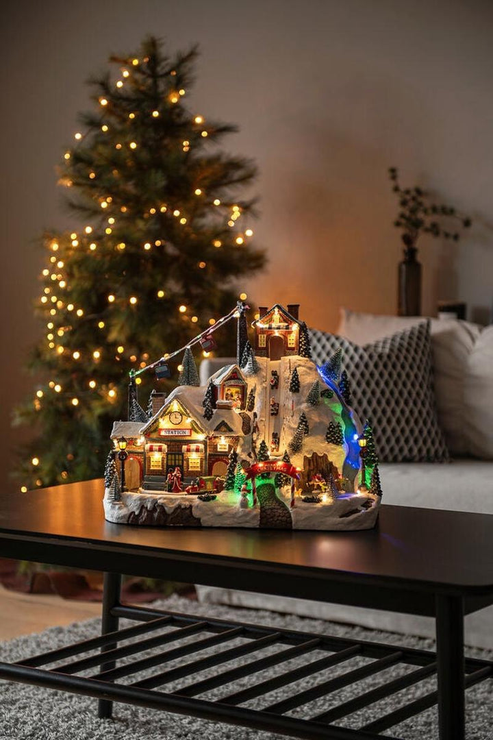 Juleby med skianlegg, roterende tog og musikk-Julebelysning dekor og pynt-Konstsmide-Flerfarget-4220-000-Lightup.no