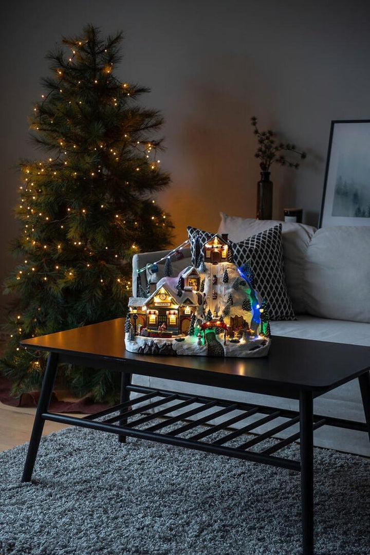 Juleby med skianlegg, roterende tog og musikk-Julebelysning dekor og pynt-Konstsmide-Flerfarget-4220-000-Lightup.no