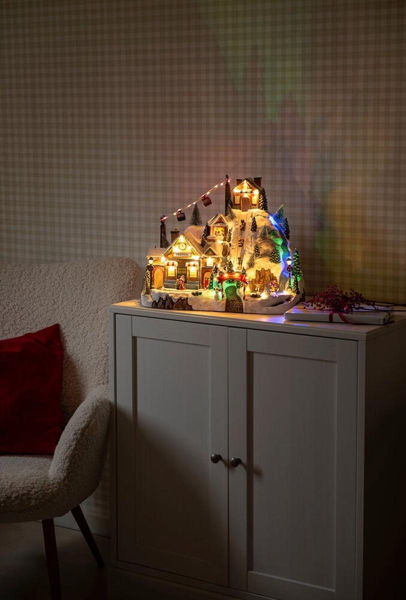 Juleby med skianlegg, roterende tog og musikk-Julebelysning dekor og pynt-Konstsmide-Flerfarget-4220-000-Lightup.no