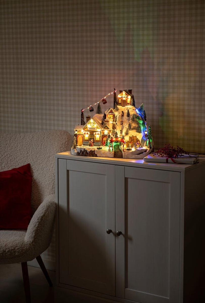 Juleby med skianlegg, roterende tog og musikk-Julebelysning dekor og pynt-Konstsmide-Flerfarget-4220-000-Lightup.no