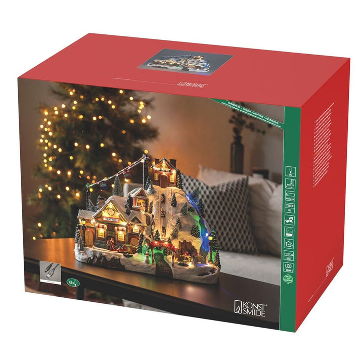 Juleby med skianlegg, roterende tog og musikk-Julebelysning dekor og pynt-Konstsmide-Flerfarget-4220-000-Lightup.no