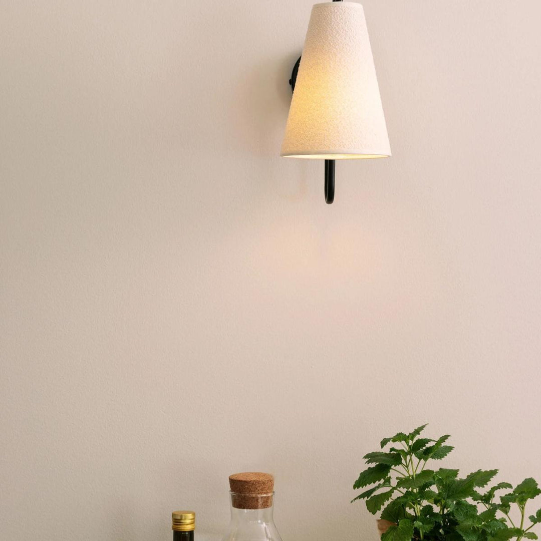 Lou vegglampe-Vegglamper-Globen Lighting-Svart / Hvit bouclé-733511-Lightup.no